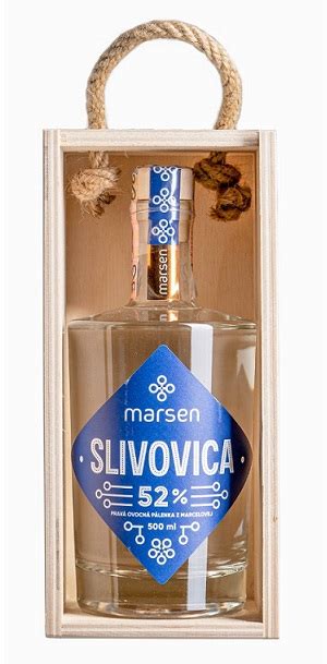 Slovenský ovocný destilát v drevenej kazete