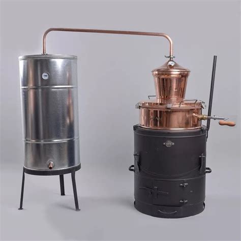 Tradičná pálenica s kotlom a drevenými sudmi