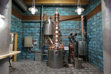Remeselný liehovarník pracujúci v malej destilérii