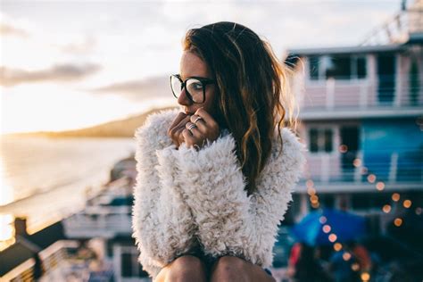 Ilustrácia človeka, ktorý sa cíti osamelo a drží fľašu alkoholu