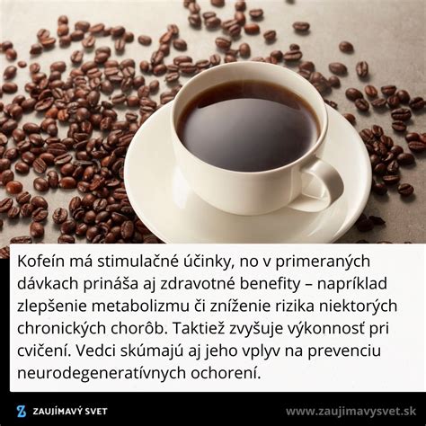 Šálka kávy s kávovými zrnami