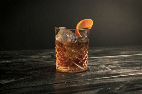 Diagram znázorňujúci postup prípravy Old Fashioned