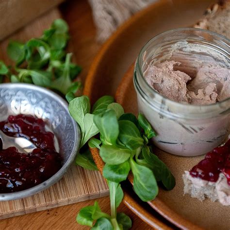 Ilustračná fotografia pečeňovej paštéty s brusnicami