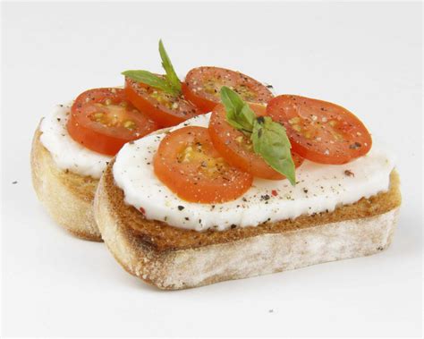 Servírovanie paštéty s chlebom a prílohami