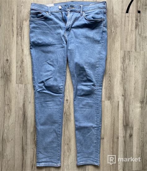 Fľaše s koňakom rôznych značiek