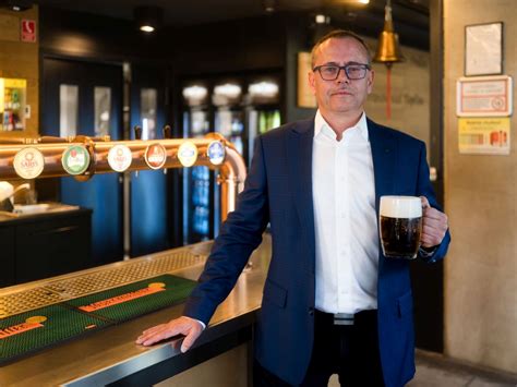 Sládok pracujúci v pivovare