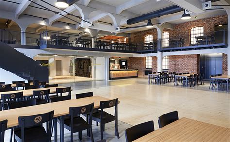 Interiér moderního řemeslného pivovaru