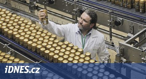 Řada pivních sudů různých velikostí