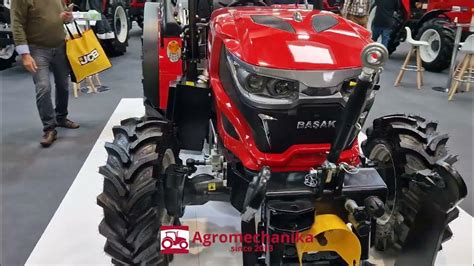 moderný vinohradnícky traktor