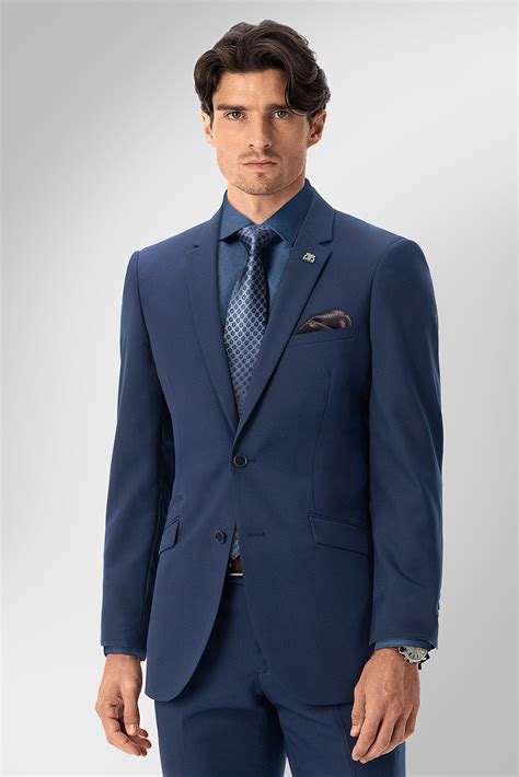 Muž v elegantnom slim fit obleku