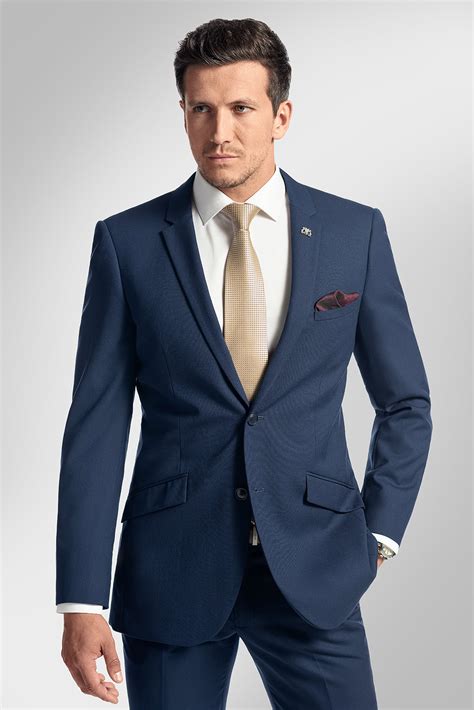 Ukážka kombinácií slim fit obleku s rôznymi košeľami a kravatami