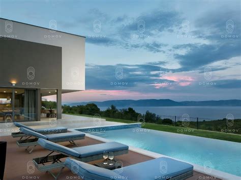 Interiér degustačnej miestnosti Bóna Winery s výhľadom na vinice