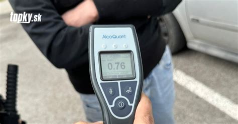 Ilustrácia zobrazujúca kontrolu alkoholu v dychu policajtom