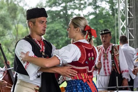 Fotografia zachytávajúca atmosféru Zamagurských folklórnych slávností s ľudovými krojmi a tradičnou architektúrou