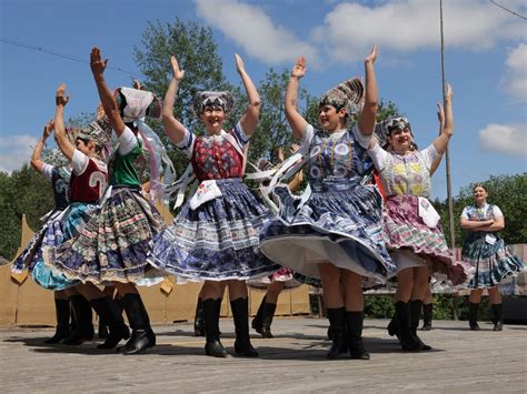 Ľudové tance v podaní folklórneho súboru