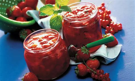 naplnené poháre s ríbezľami pripravené na sterilizáciu