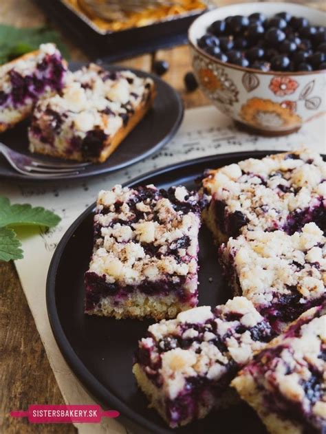 tanier s grilovaným steakom a kompótom z čiernych ríbezlí