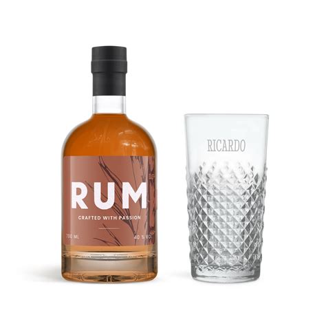 Krásna fotografia fľaše kvalitného tmavého rumu