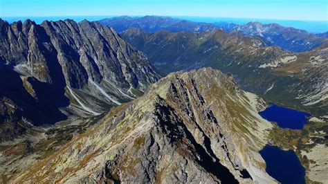 Zostupový chodník na Kôprovský štít s výhľadom na Mengusovské štíty