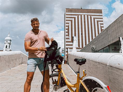 Ilustrácia príručnej batožiny s povolenými potravinami