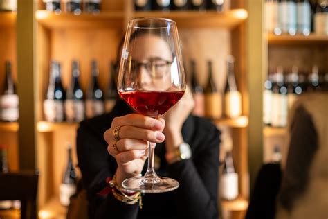 Tabuľka s prehľadom bežných chýb vína a ich príčin