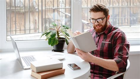 študenti pracujúci na projekte s počítačom