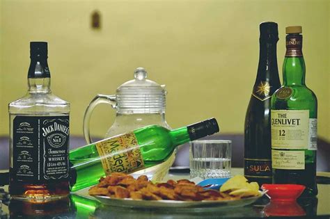 fľaše s alkoholom a poháre na stole