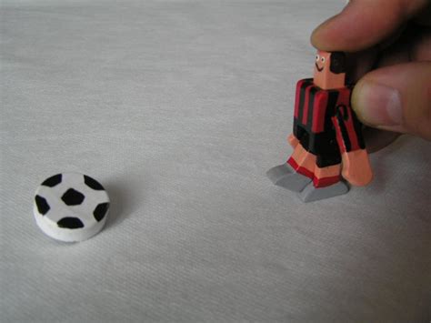 Futbalista pri driblovaní s loptou