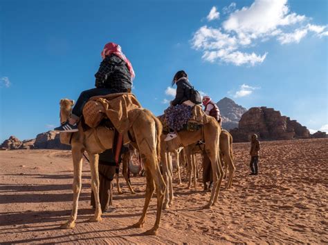 Jazdci na ťavách v púšti Wadi Rum