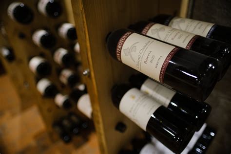 Ukážka interiéru vínnej pivnice s modernými drevenými regálmi a tlmeným osvetlením