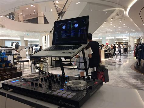 DJ pri práci s modernými technológiami