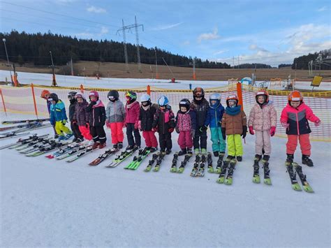 Skupina žiakov na lyžiarskom výcviku