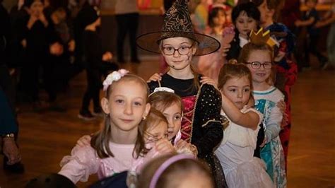 Skupina žiakov na karnevale v kostýmoch