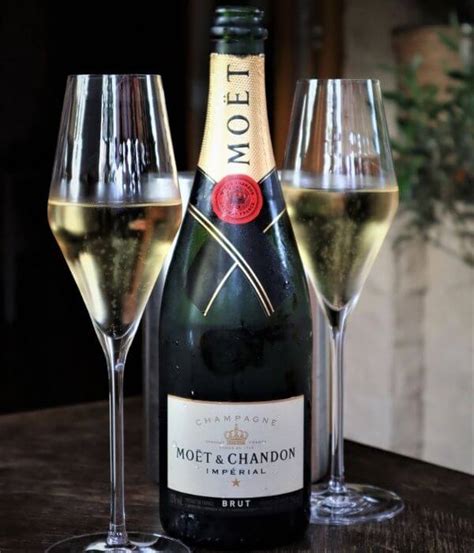 Fľaša šampanského Moët & Chandon s dvoma pohármi