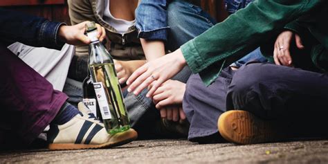 Ľudia pijúci alkohol