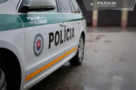 Ilustračná fotografia dieťaťa a policajného auta