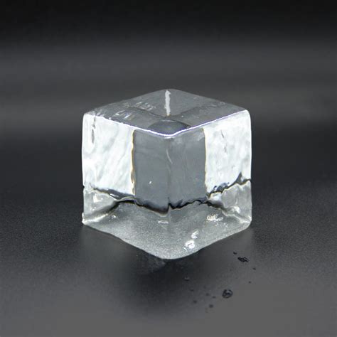 Ľadové kocky v pohári vína