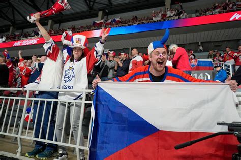 Ilustračná fotografia slovenských fanúšikov na hokejovom zápase