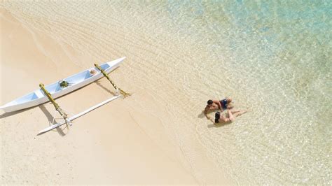 Ľudia popíjajúci víno s kolou na pláži