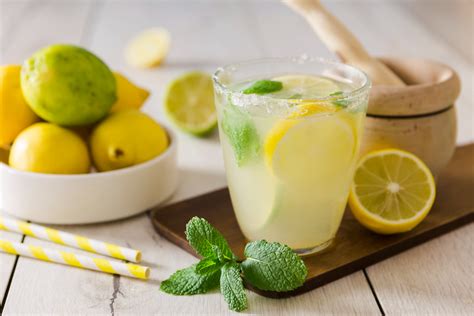 Ilustrácia limonády s mätou a ľadom