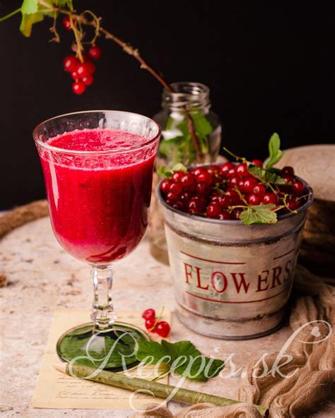 Zber červených ríbezlí