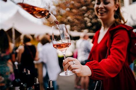 Ľudia na degustácii vína vo vinárstve