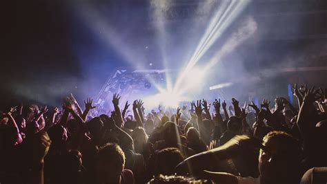 Ilustračná fotografia ľudí zabávajúcich sa na festivale