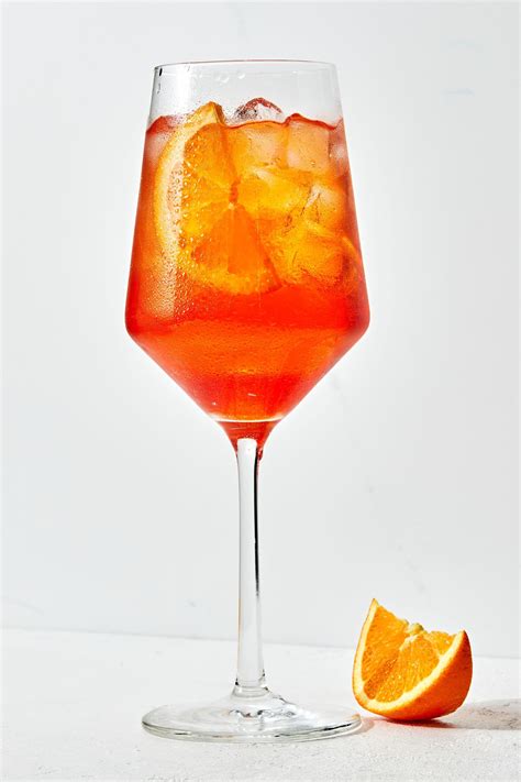 Pohár s Aperol Spritzom a plátkom pomaranča