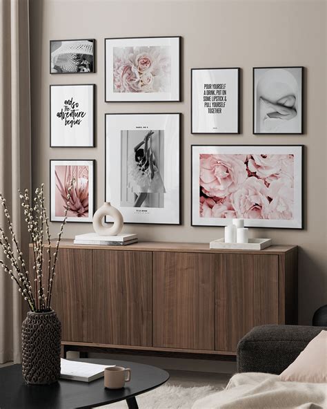 Interiér galérie s vystavenými obrazmi a ľuďmi