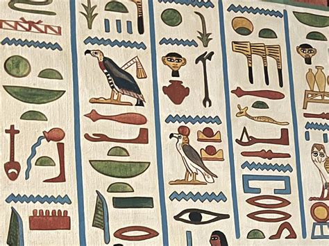 Staroveké egyptské hieroglyfy zobrazujúce výrobu piva
