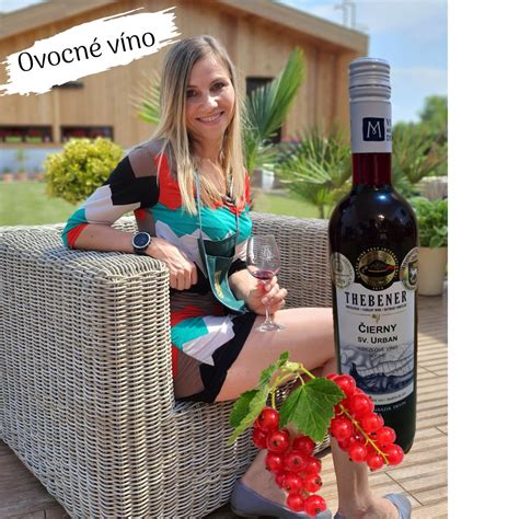 Ľudia si pripíjajú vínom