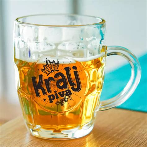 Otvieranie piva hranou stola