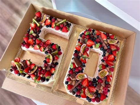 Torta v tvare vínneho súdka s hroznom