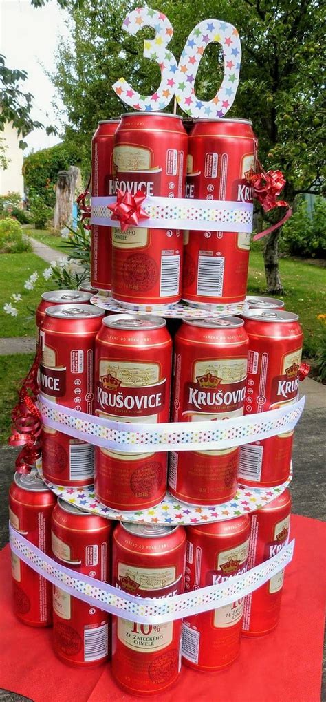 Ručne robená torta z plechoviek piva